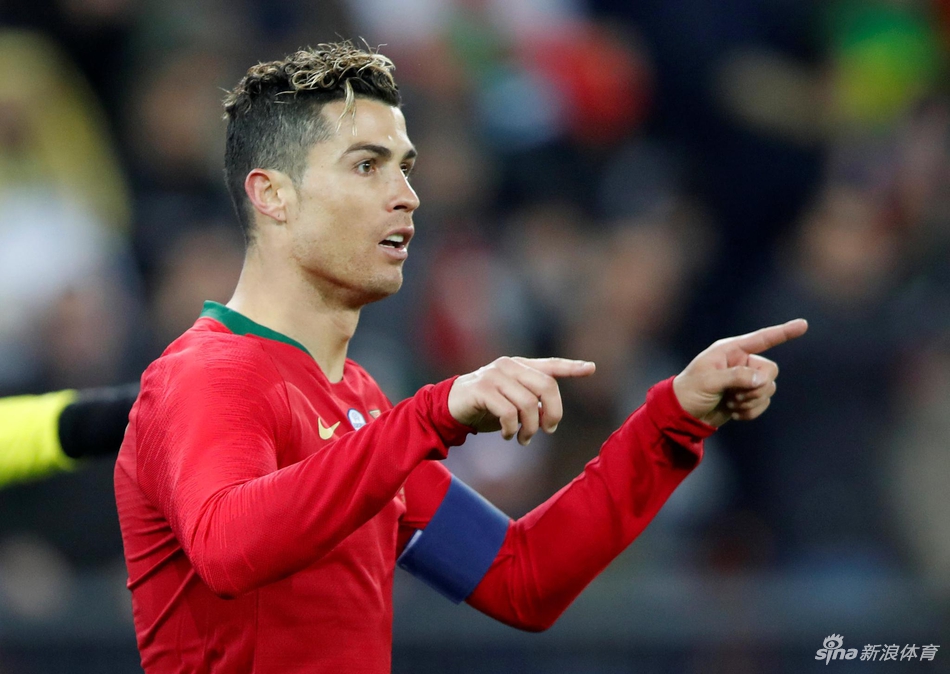 C罗庆祝进球