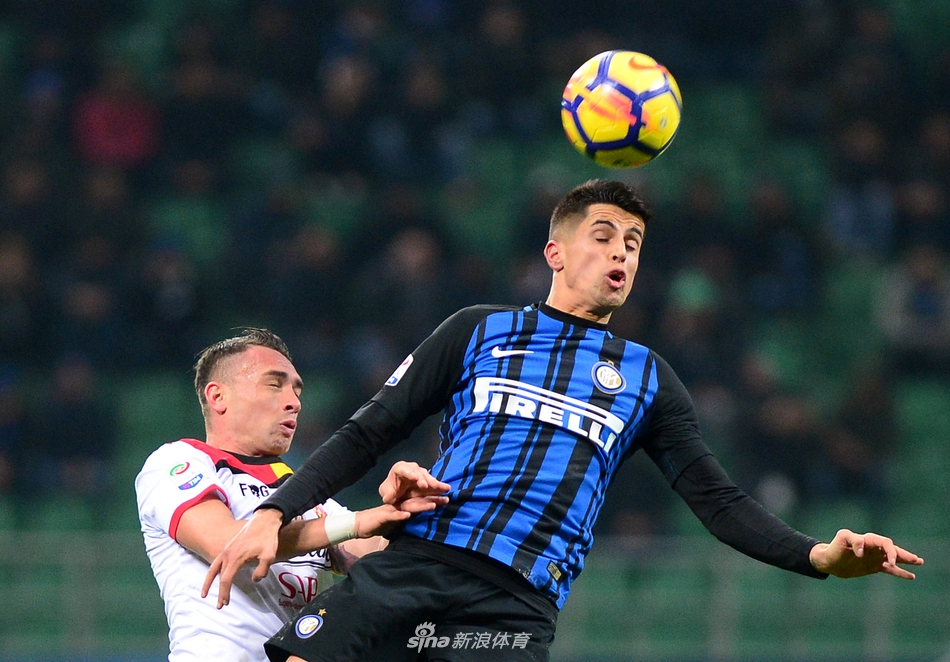 坎塞洛争抢头球