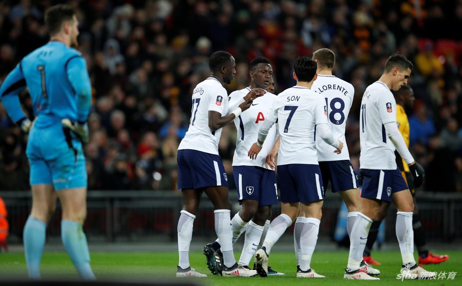 热刺全队庆祝进球