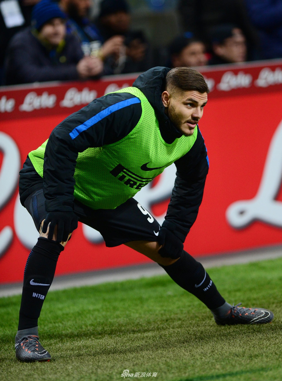 伊卡尔迪场边热身