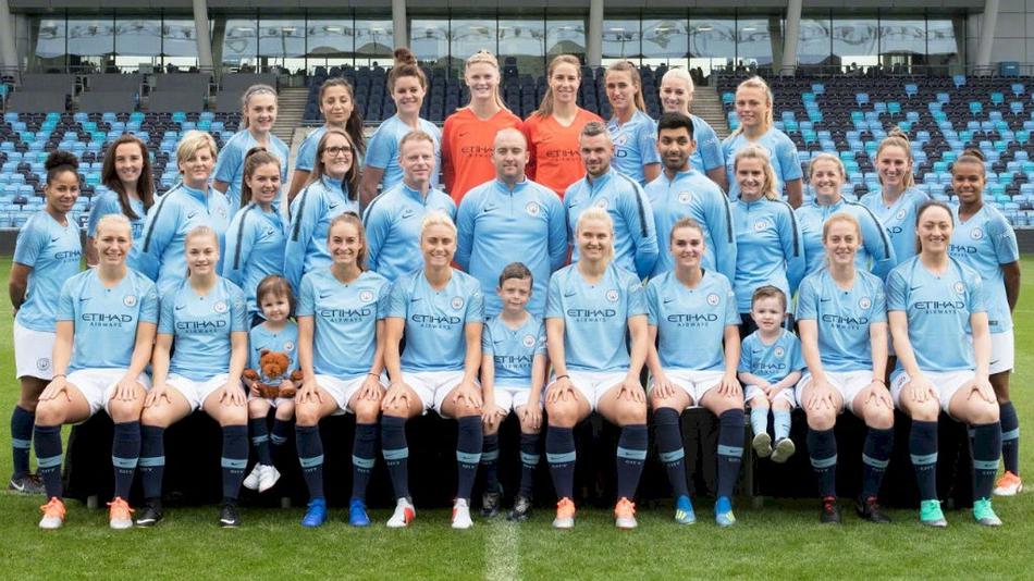 曼城全家福明晃晃的大奖杯