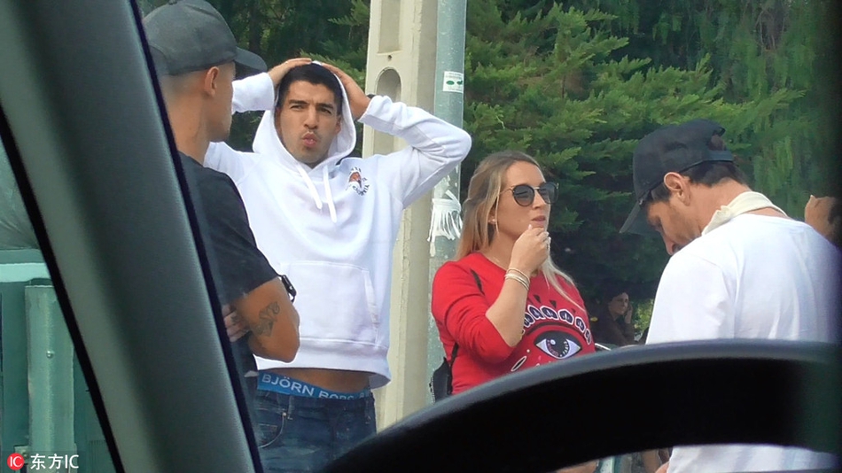 梅西伤后首次亮相 接孩子放学