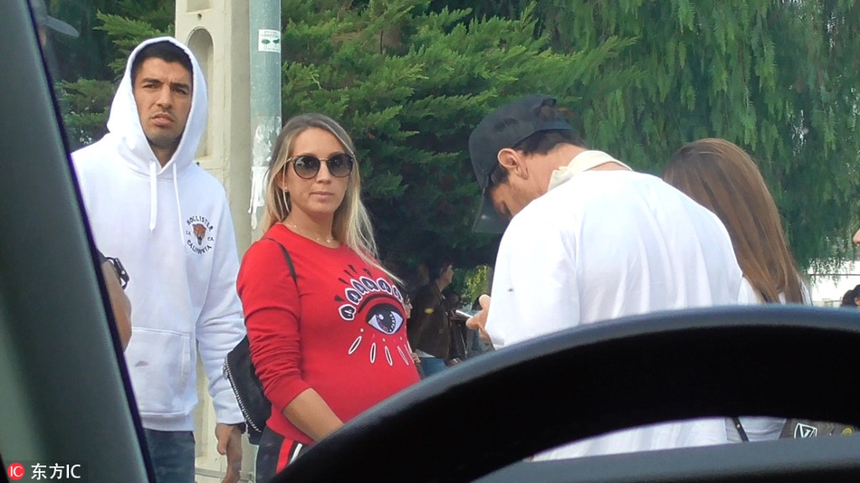 梅西伤后首次亮相 接孩子放学