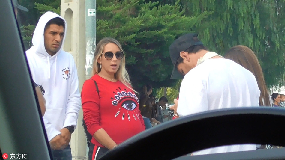 梅西伤后首次亮相 接孩子放学