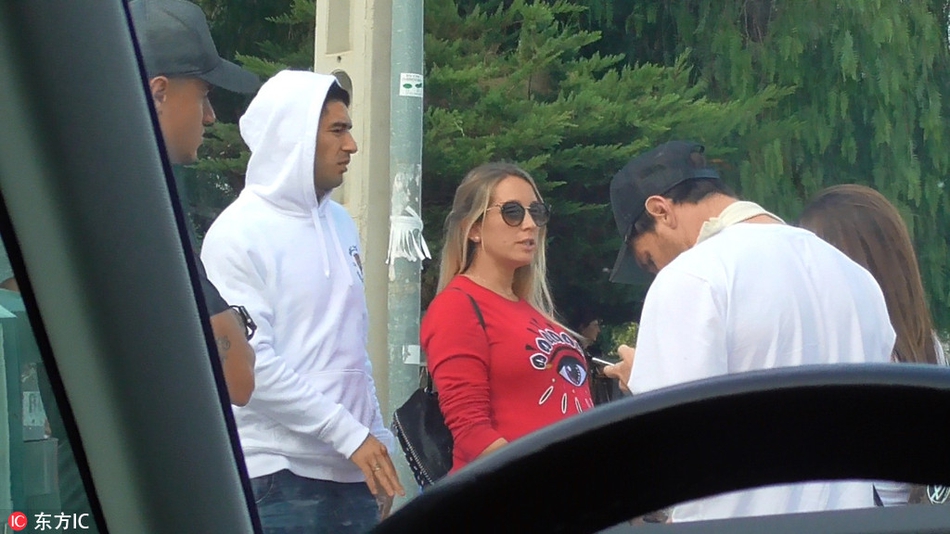 梅西伤后首次亮相 接孩子放学