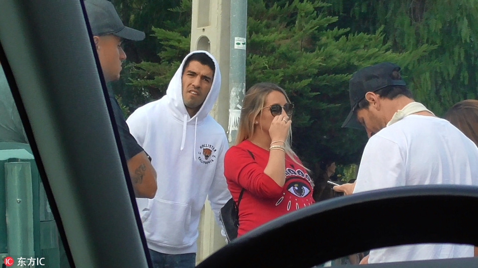 梅西伤后首次亮相 接孩子放学