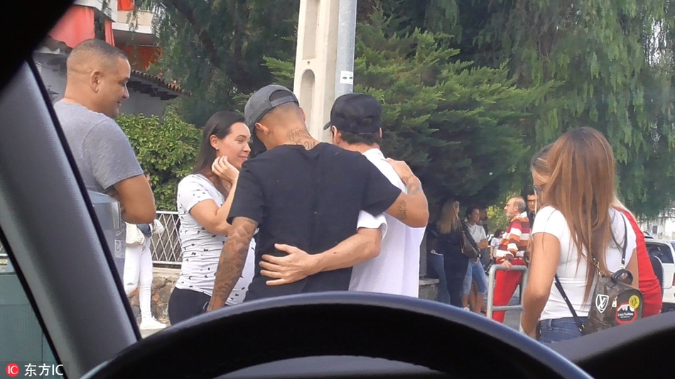 梅西伤后首次亮相 接孩子放学