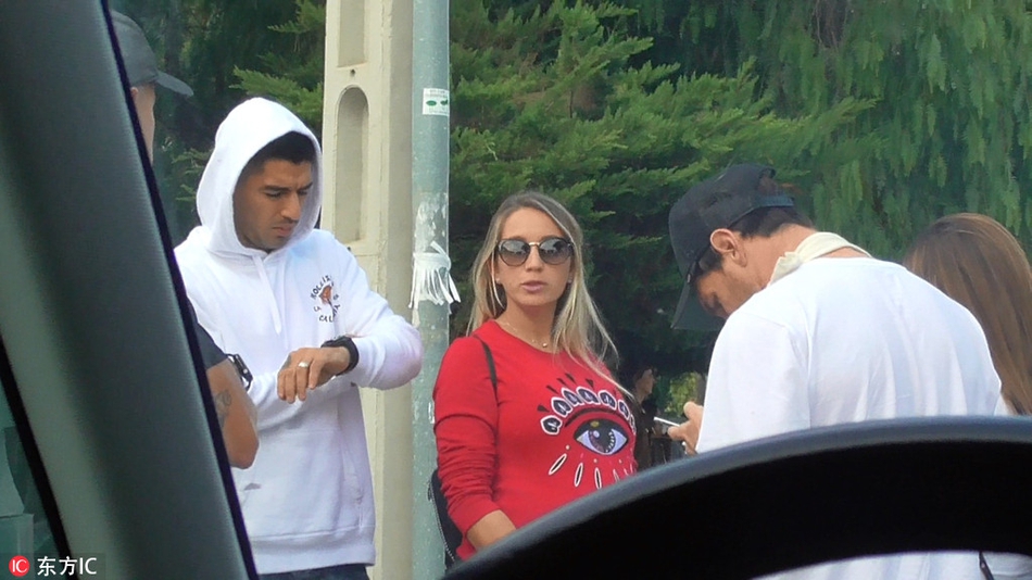 梅西伤后首次亮相 接孩子放学