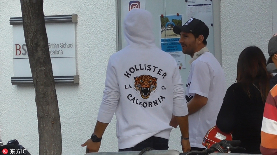 梅西伤后首次亮相 接孩子放学