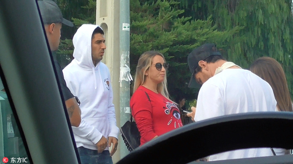 梅西伤后首次亮相 接孩子放学