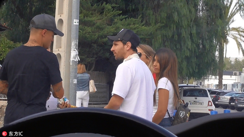 梅西伤后首次亮相 接孩子放学