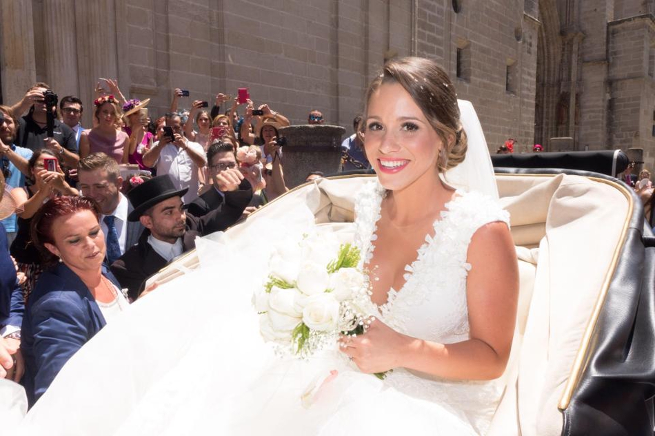 [花边社]巴萨大将娇妻身材火辣