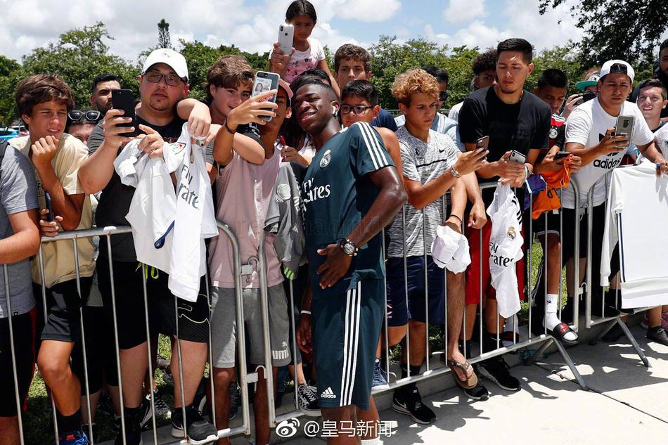 皇马球员给球迷签名+合影