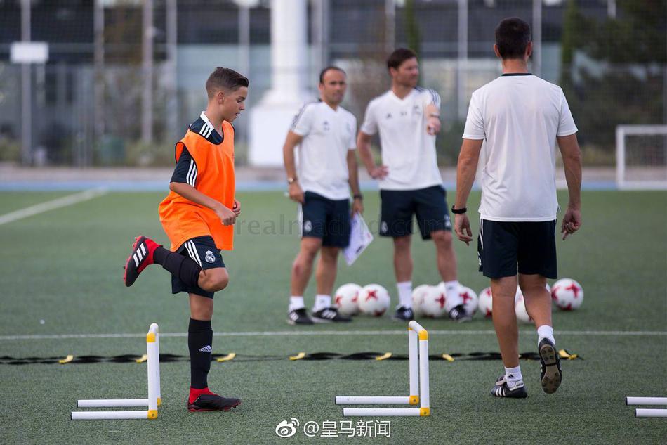 阿隆索回归皇马执教U14