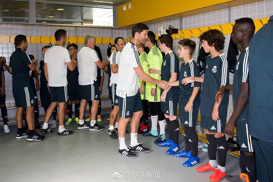 阿隆索回归皇马执教U14