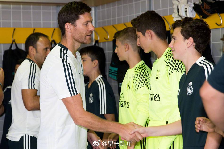 阿隆索回归皇马执教U14