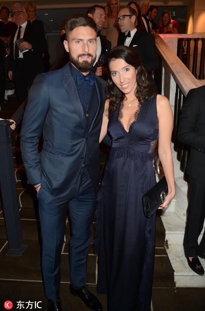 [花边社]吉鲁和爱妻亲密搂腰