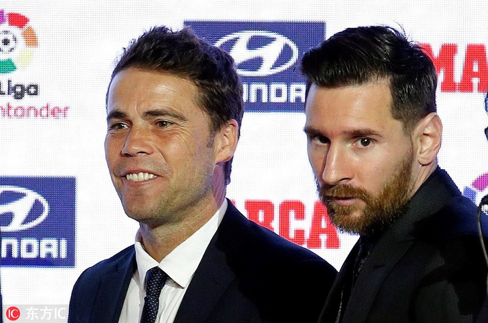 西甲颁奖礼 梅西领衔领取奖杯