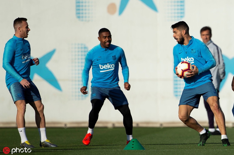 巴萨训练备战 梅西若有所思