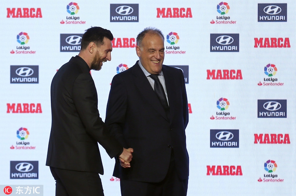 西甲颁奖礼 梅西领衔领取奖杯