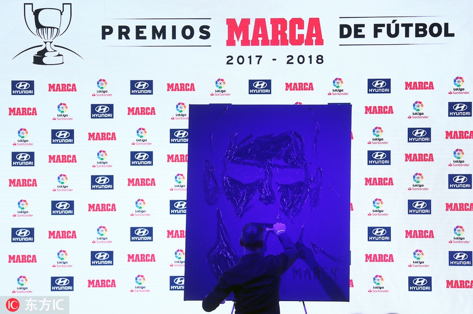 西甲颁奖礼 梅西领衔领取奖杯