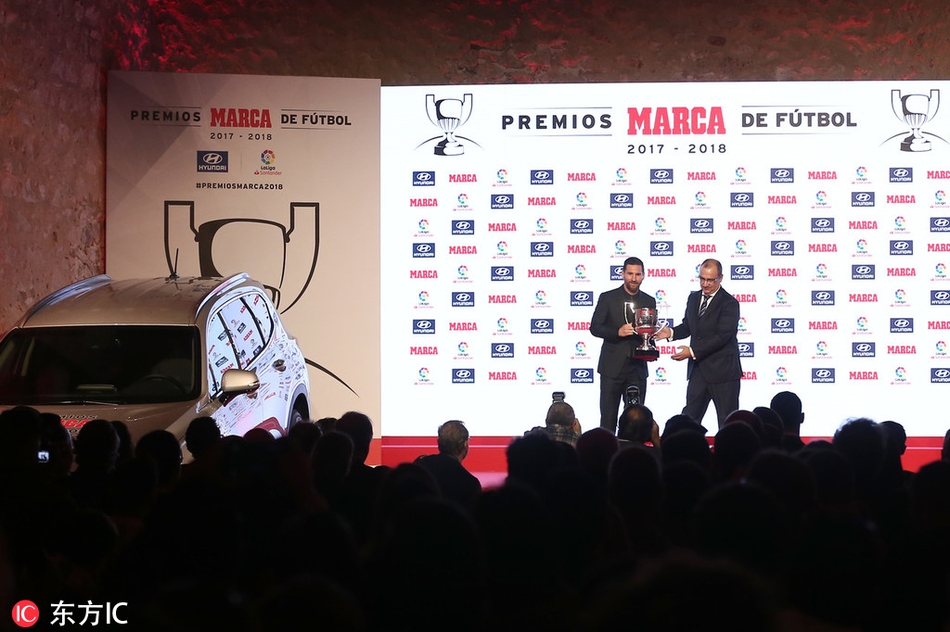 西甲颁奖礼 梅西领衔领取奖杯