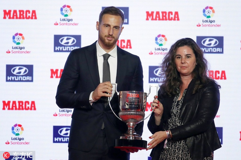 西甲颁奖礼 梅西领衔领取奖杯