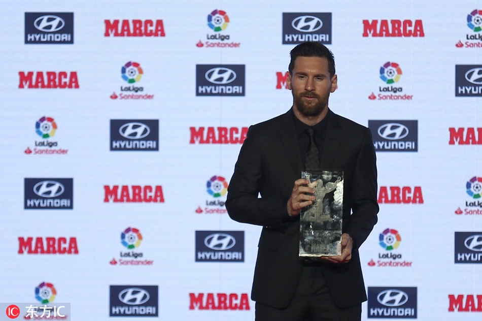 西甲颁奖礼 梅西领衔领取奖杯