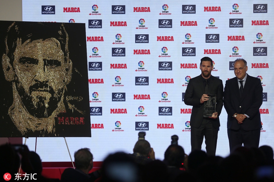 西甲颁奖礼 梅西领衔领取奖杯
