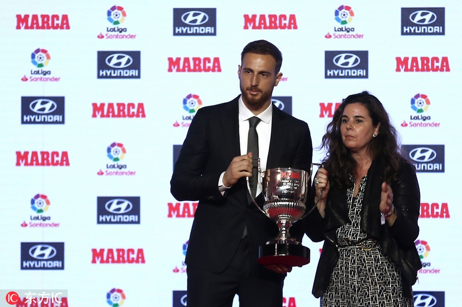 西甲颁奖礼 梅西领衔领取奖杯