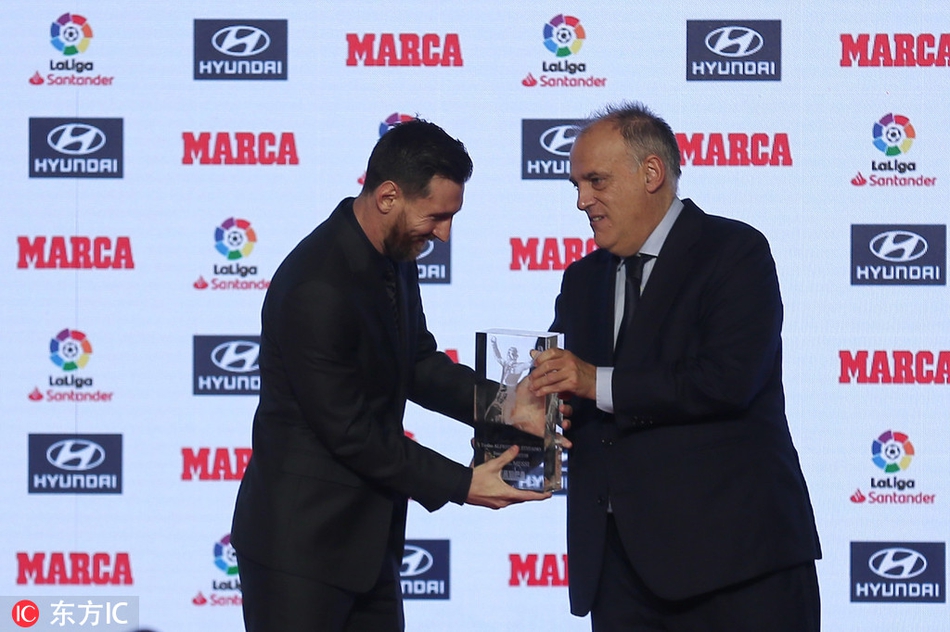 西甲颁奖礼 梅西领衔领取奖杯