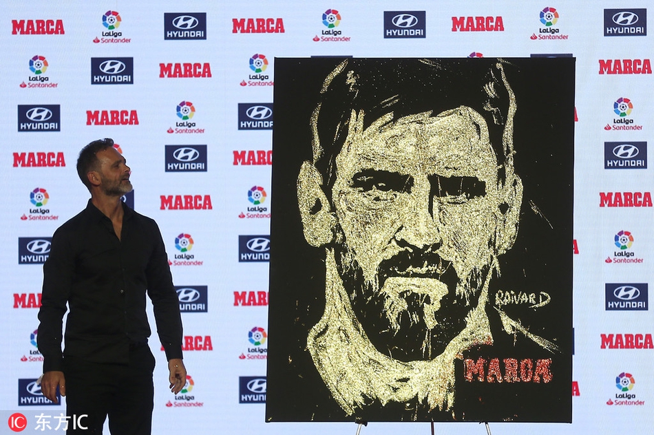 西甲颁奖礼 梅西领衔领取奖杯