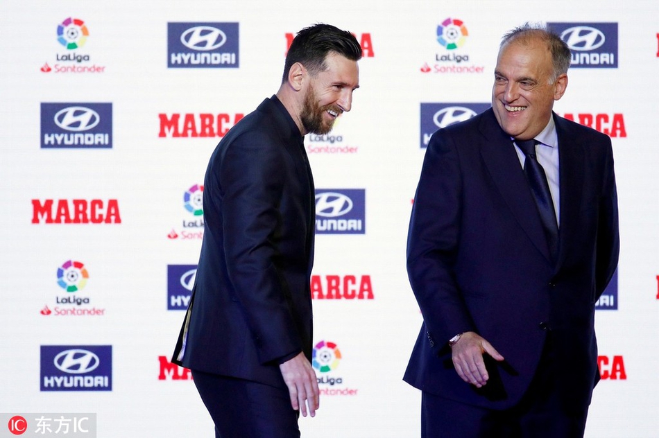 西甲颁奖礼 梅西领衔领取奖杯