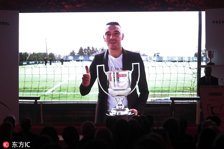 西甲颁奖礼 梅西领衔领取奖杯
