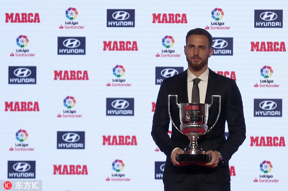 西甲颁奖礼 梅西领衔领取奖杯