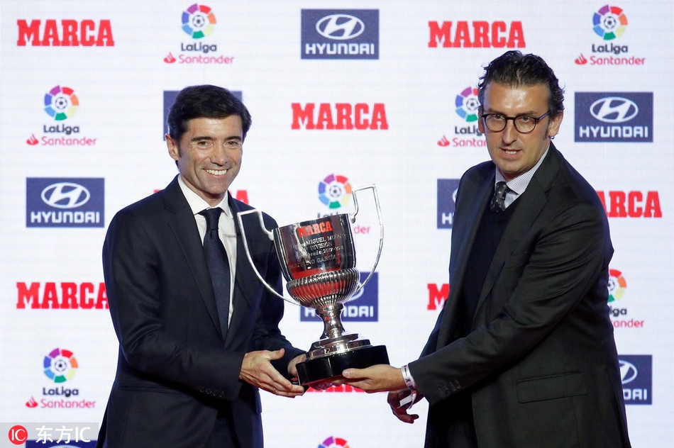 西甲颁奖礼 梅西领衔领取奖杯