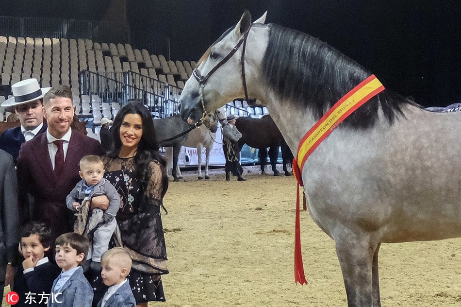 [花边社]拉莫斯携娇妻亮相马展