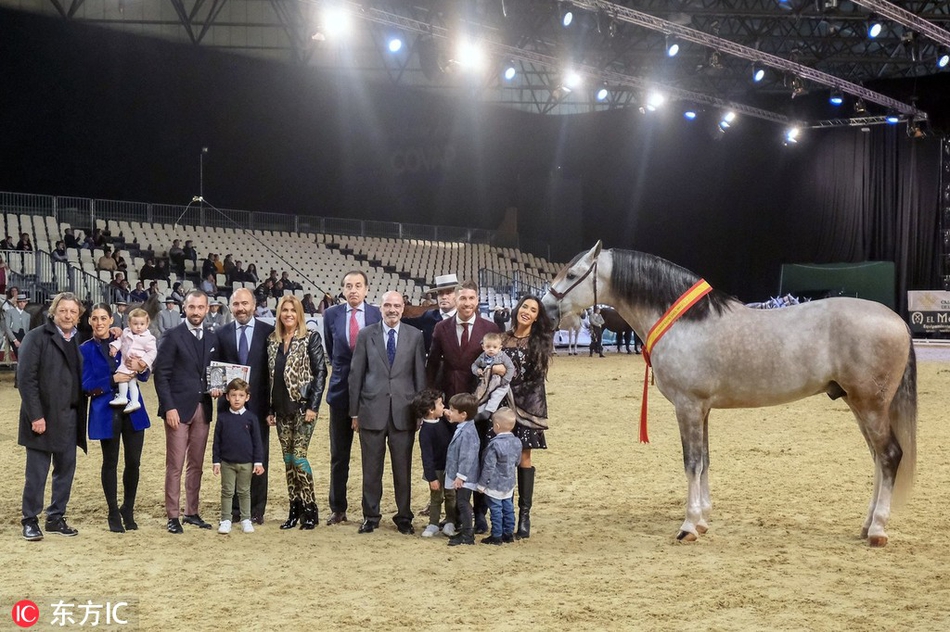 [花边社]拉莫斯携娇妻亮相马展