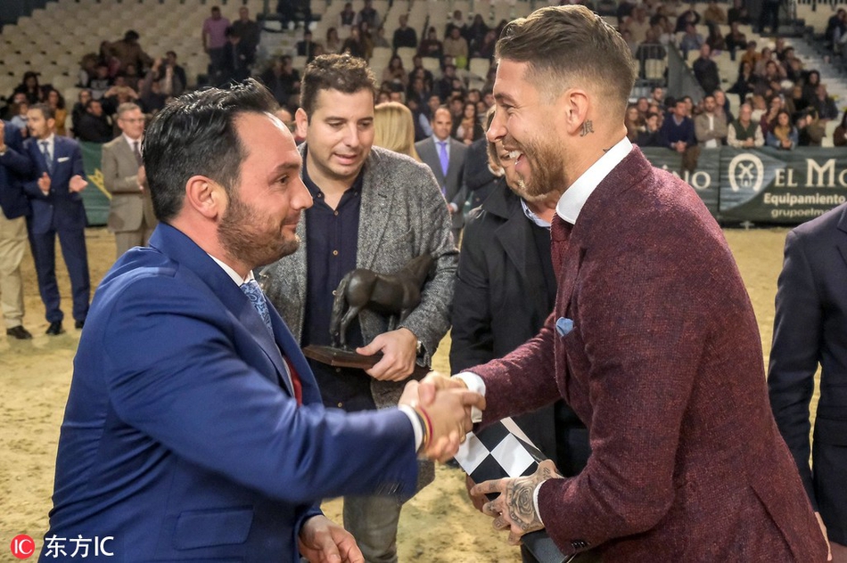 [花边社]拉莫斯携娇妻亮相马展