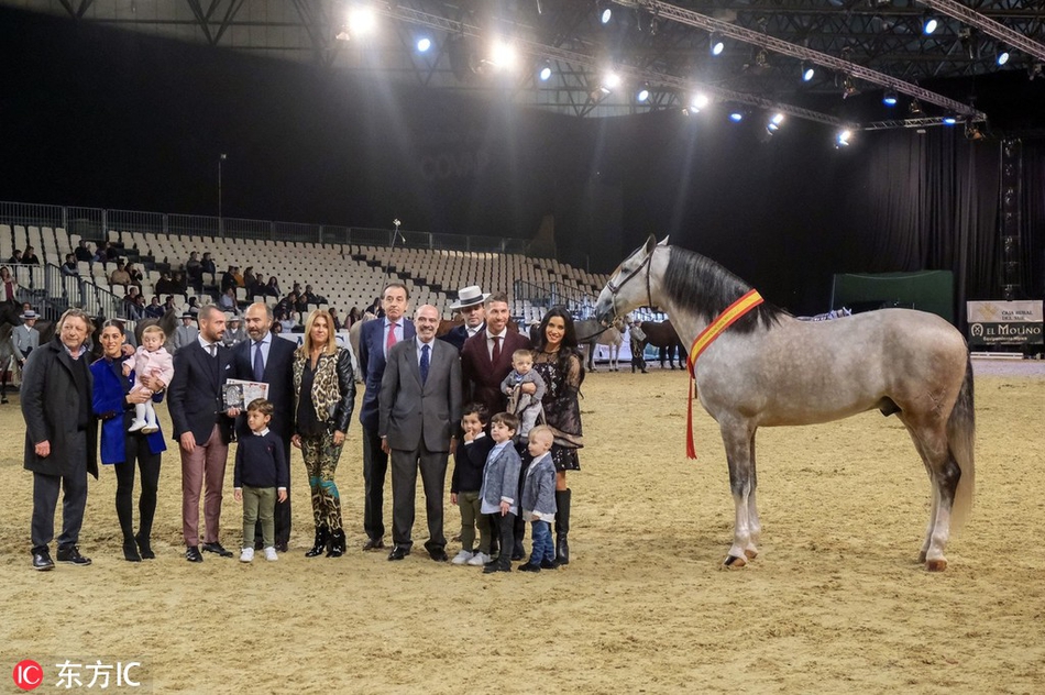 [花边社]拉莫斯携娇妻亮相马展