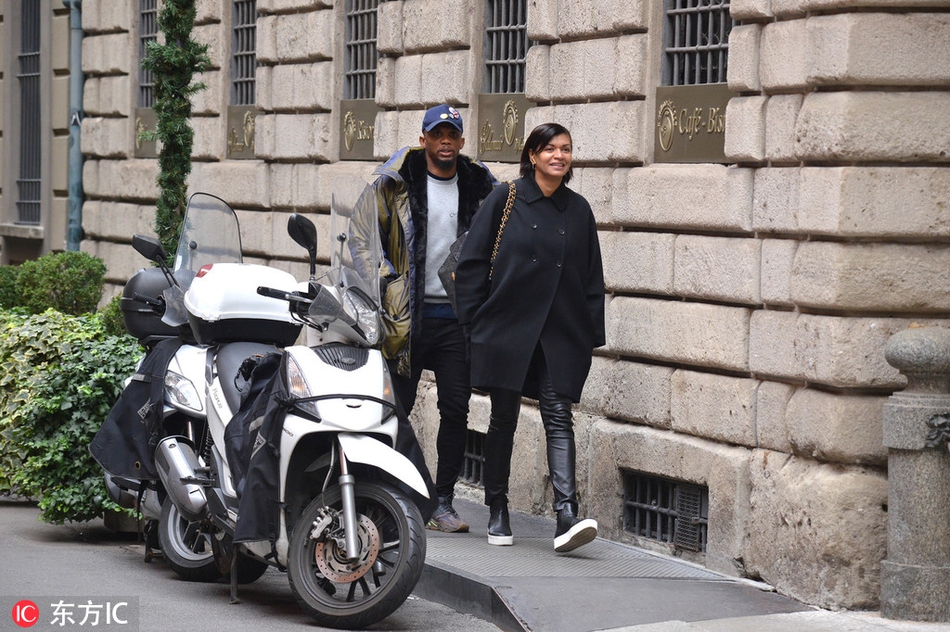 [花边社]埃托奥携妻子逛街