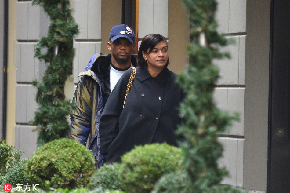 [花边社]埃托奥携妻子逛街