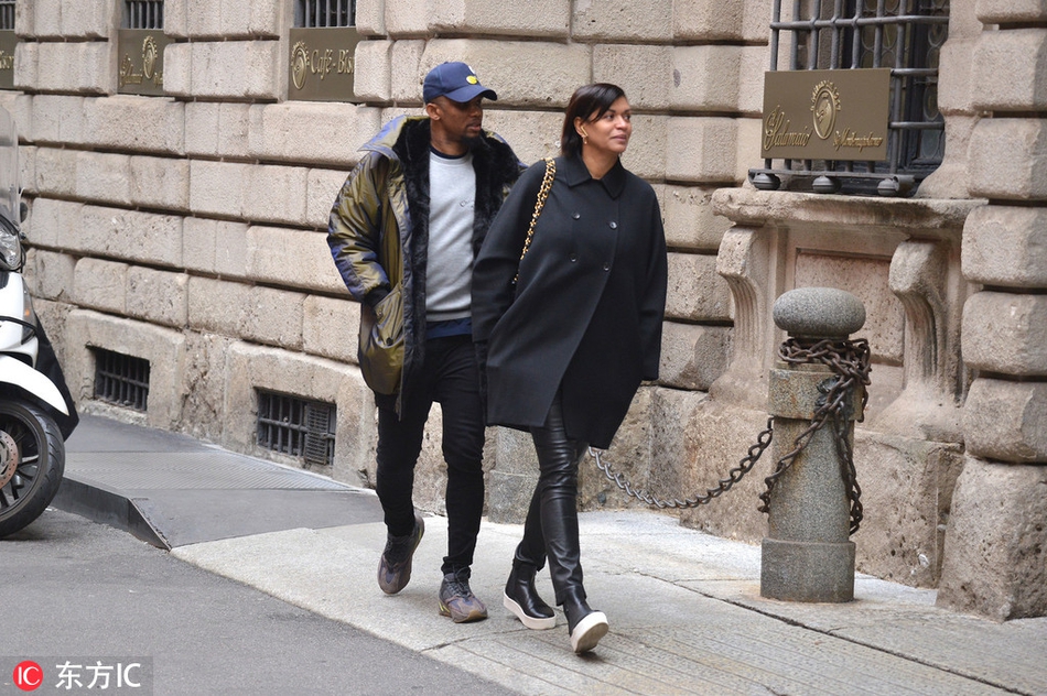 [花边社]埃托奥携妻子逛街