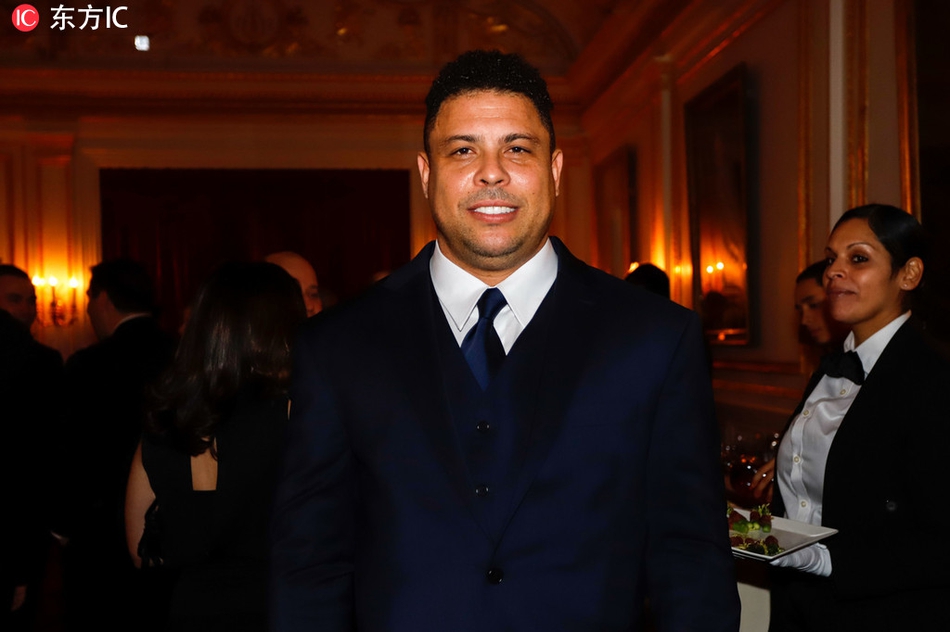 罗纳尔多亮相 双下巴憨态可掬