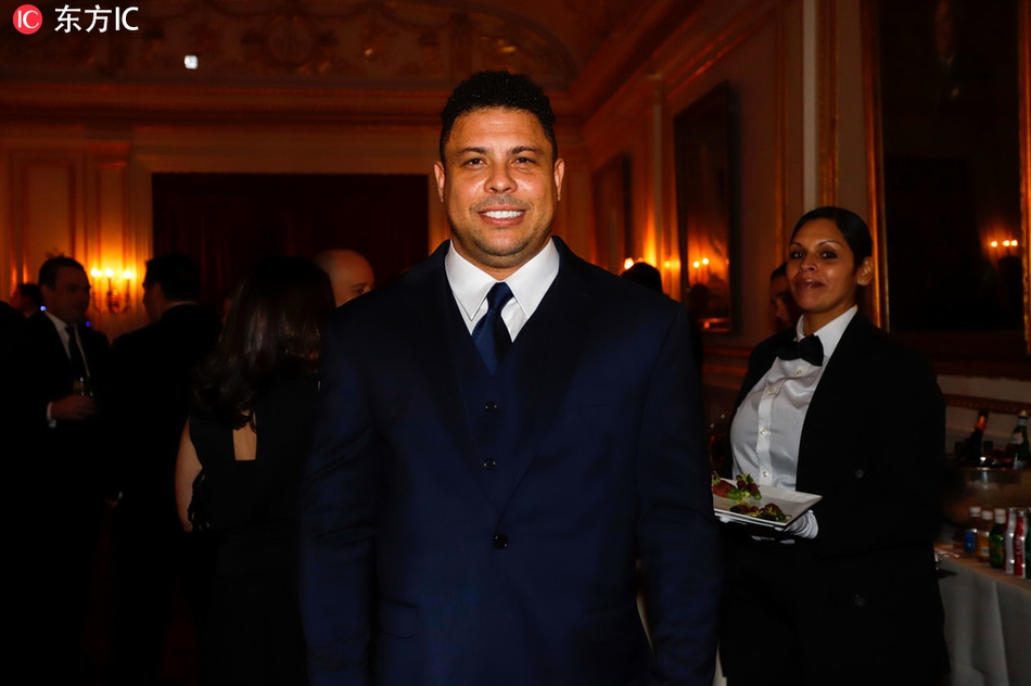 罗纳尔多亮相 双下巴憨态可掬