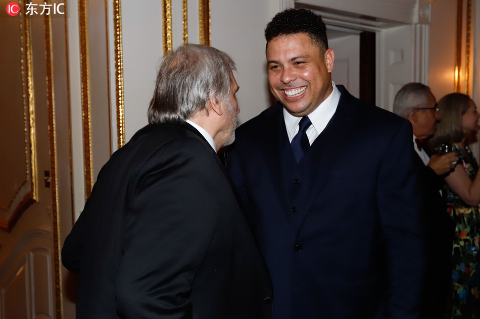 罗纳尔多亮相 双下巴憨态可掬