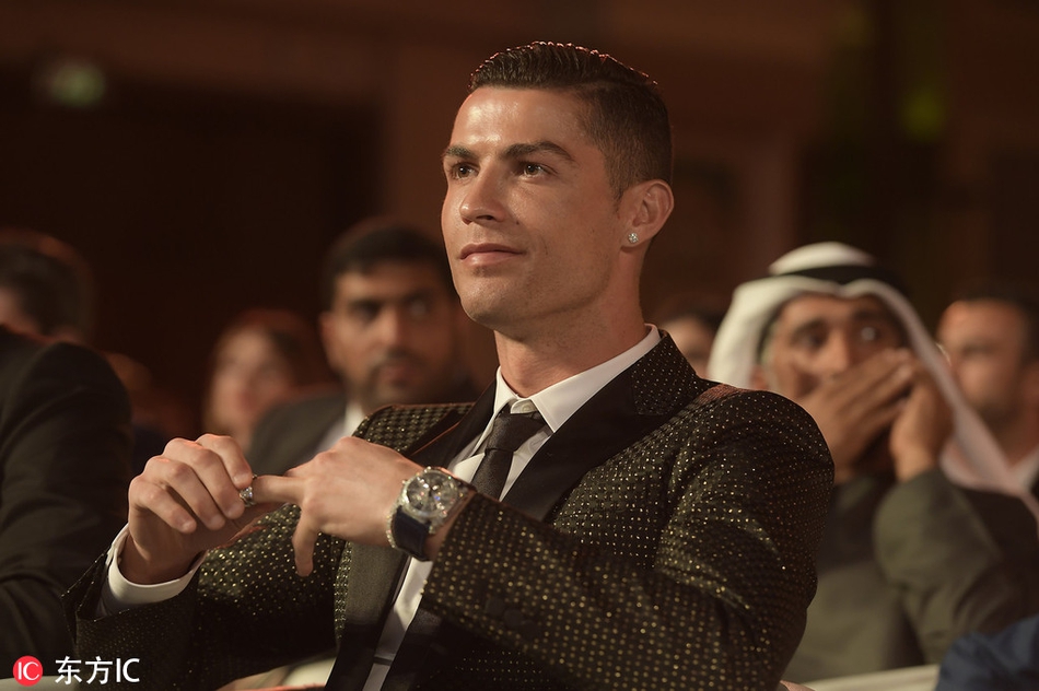 太闪了!C罗出席颁奖礼钻石闪耀