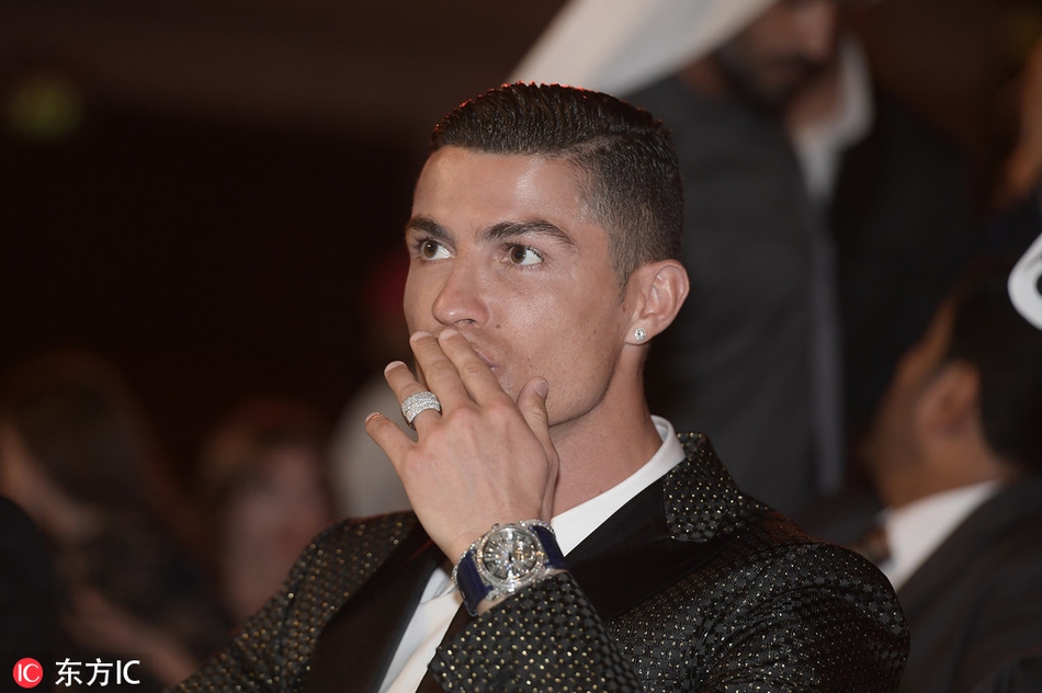 太闪了!C罗出席颁奖礼钻石闪耀