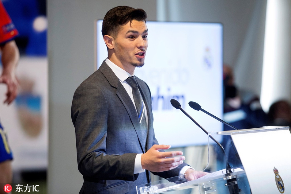 皇马新援正式亮相 披21号球衣