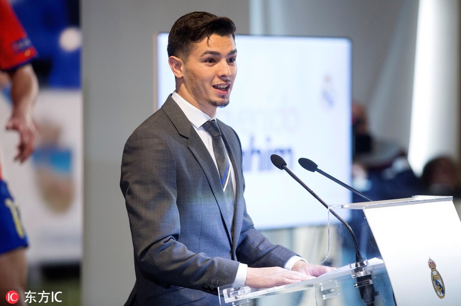 皇马新援正式亮相 披21号球衣